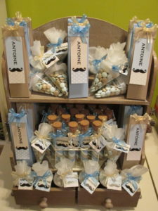 Doopsuiker beigeblauw in het thema snor
